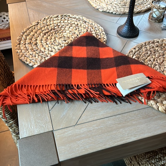 Beautiful Burberry Cashmere Scarf - Picture 12 of 13